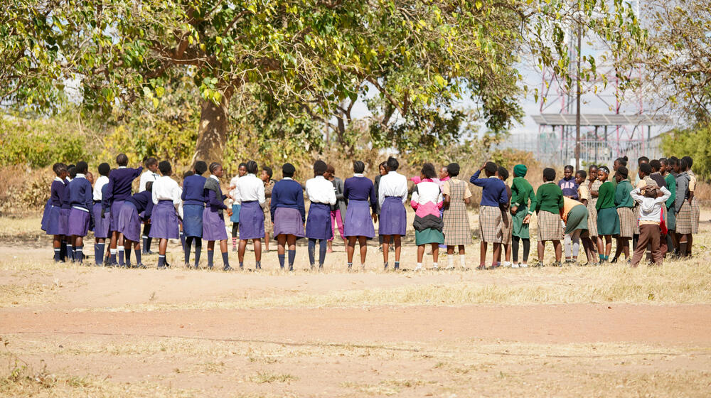 Un grupo de niñas en los terrenos de una escuela