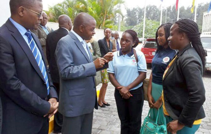 Prime Minister Alberto Vaquina speaks to Geração Biz youth activists at a meeting in Maputo.