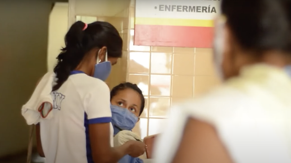 Une femme parle à une infirmière.