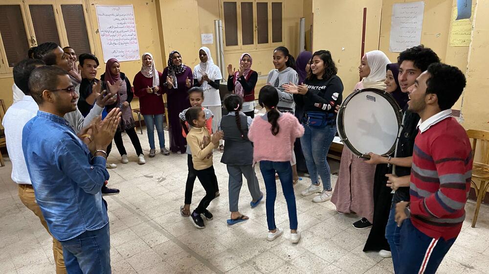 Un grupo baila y toca música.