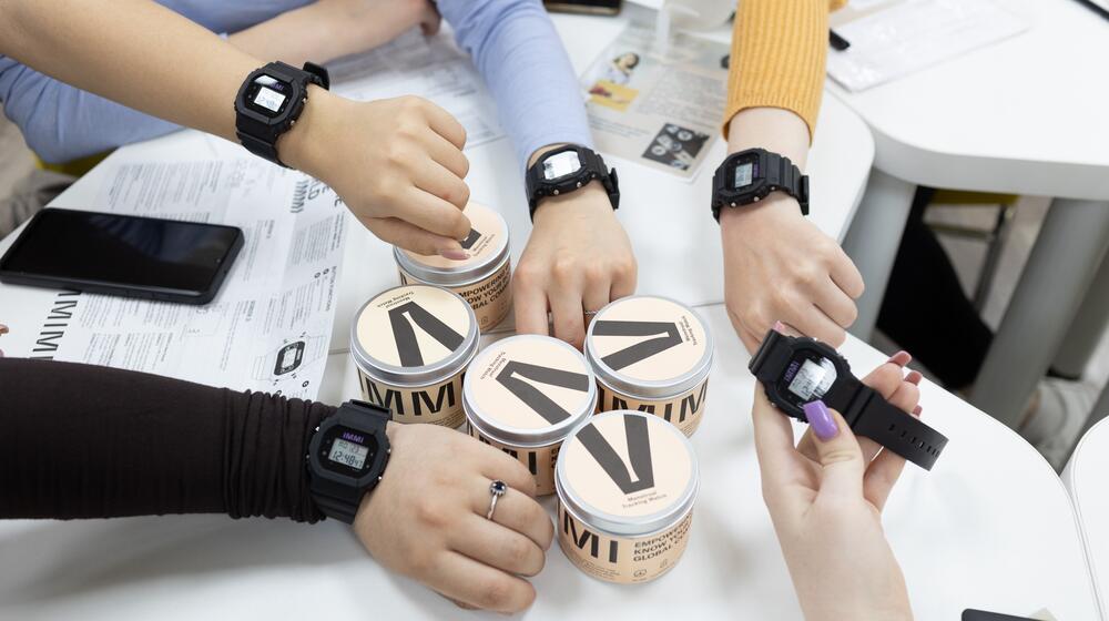 Un grupo de chicas moldavas posa con relojes IMMI en la muñeca.