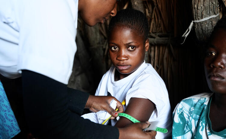 Une jeune femme avec un mètre ruban autour du bras