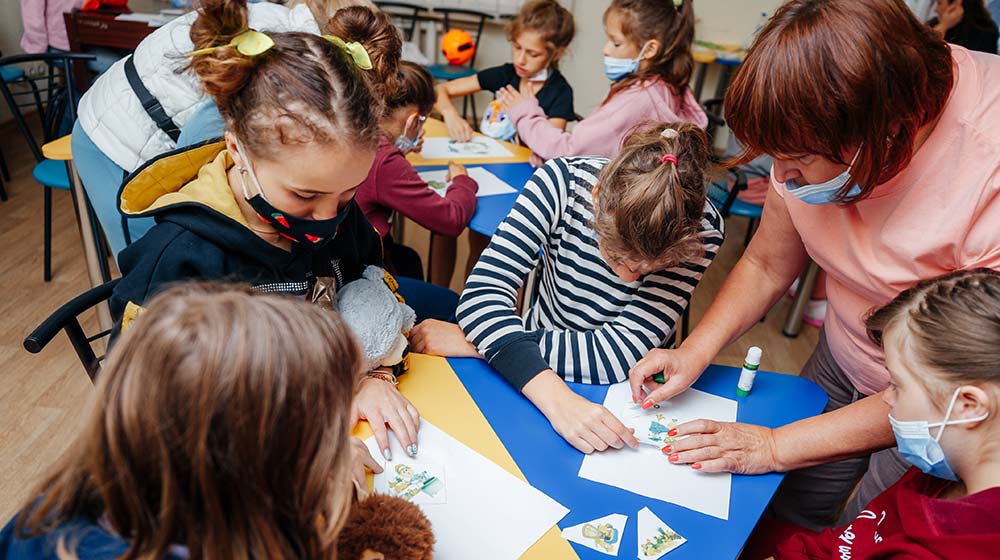 Los niños trabajan juntos en una clase de arte, en el marco de los esfuerzos por capacitar a los adolescentes con discapacidad y promover la inclusión.