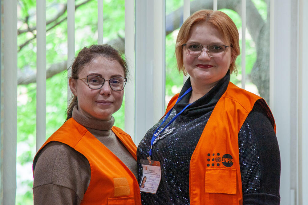 Dos mujeres sonriendo