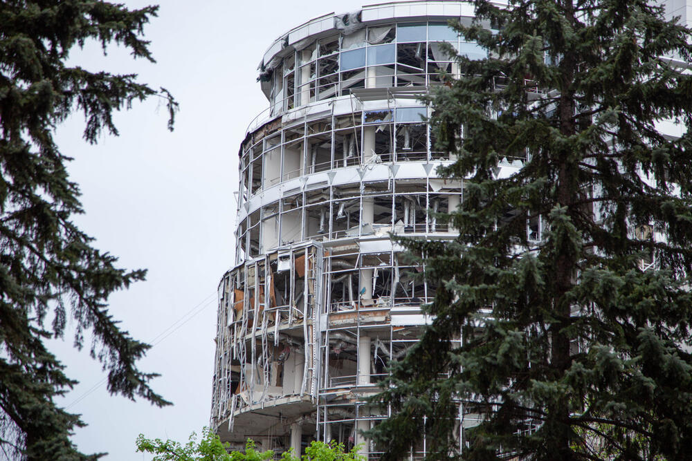 Un bâtiment endommagé dont les fenêtres ont été brisées