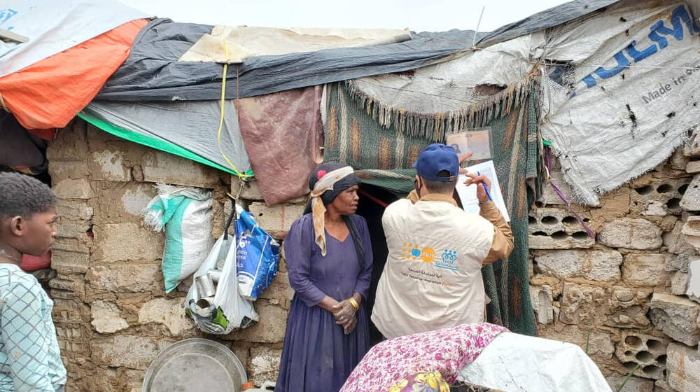 Una mujer habla con los trabajadores humanitarios.