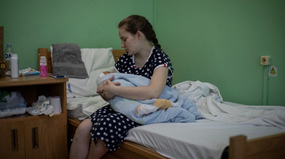 Une femme tient son bébé.