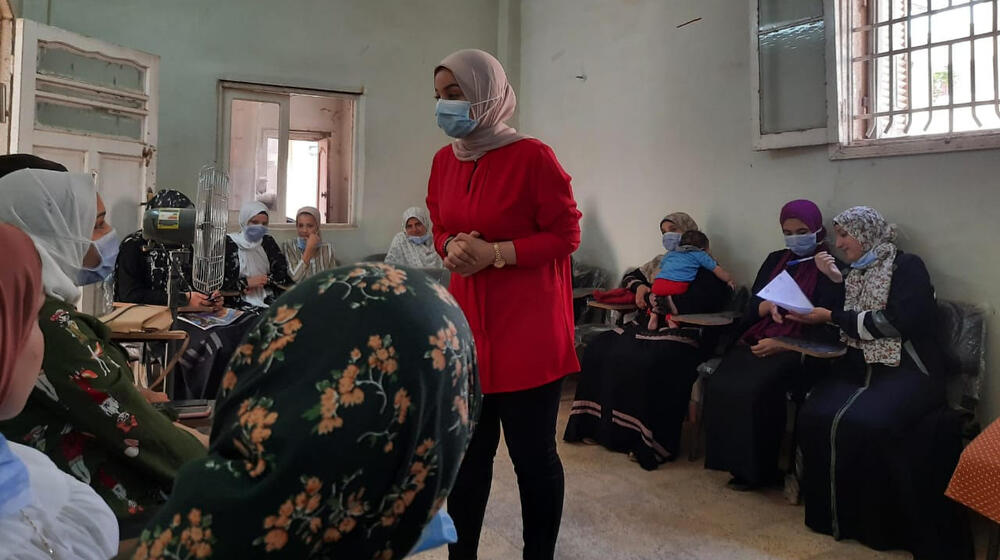 Un membre du personnel organise une session de formation avec un groupe de femmes.