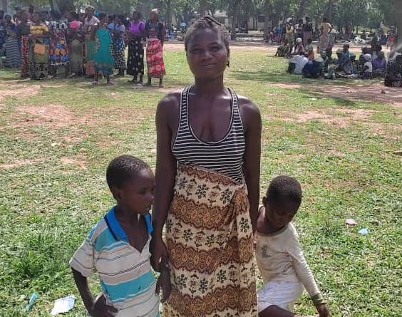 Une femme avec deux enfants