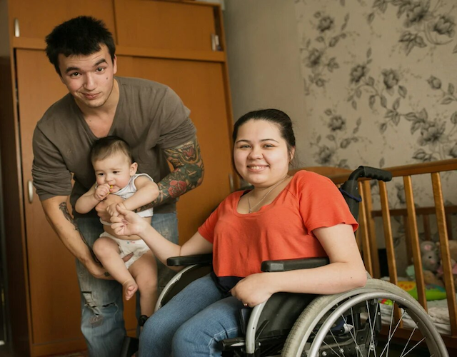 Un couple heureux avec un bébé.