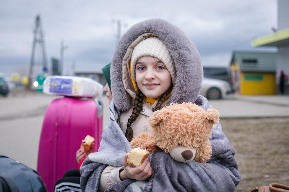 Une fille avec son ours en peluche.