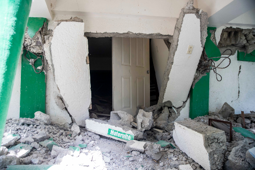 Hôpital endommagé par le tremblement de terre.