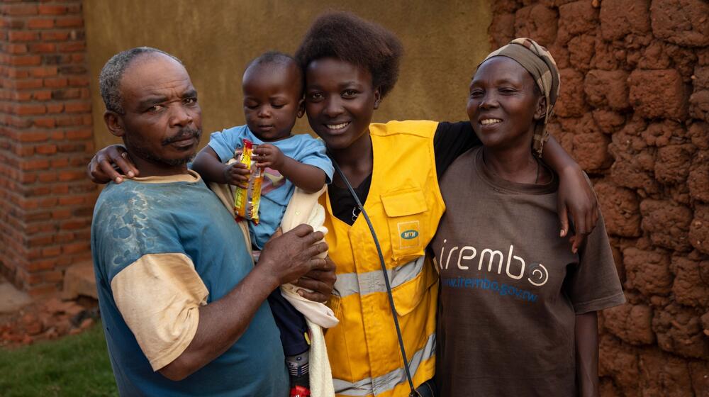 Une famille souriante.