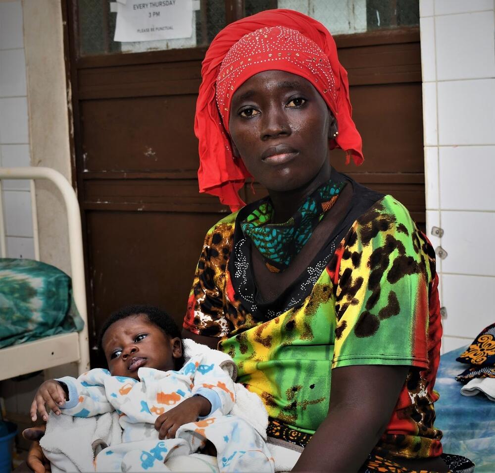 Une femme avec son bébé.