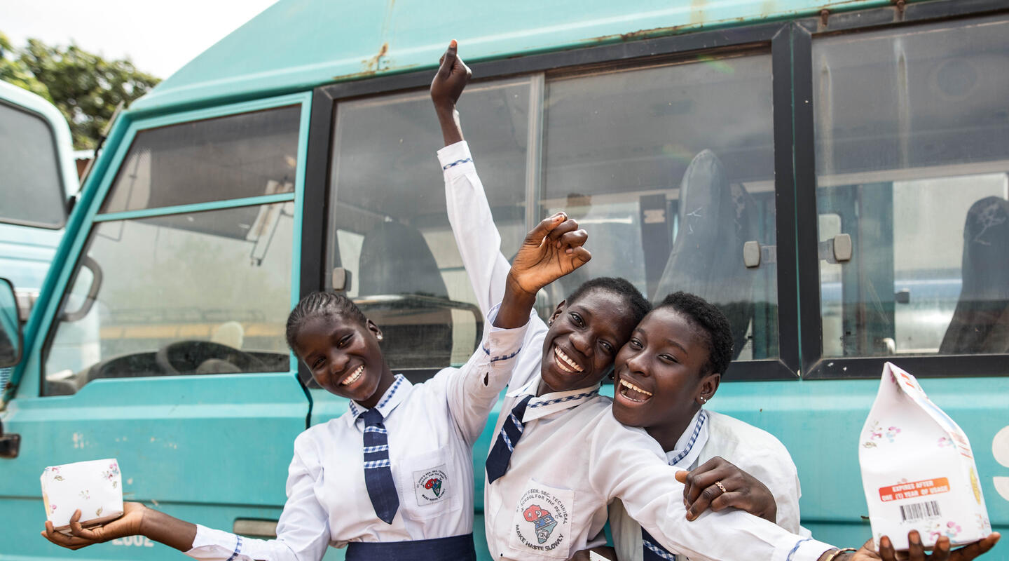 Ne laisser personne de côté : en Gambie, des élèves de l’école St John pour sourd·e·s reçoivent des protections menstruelles réutilisables. © UNFPA Gambie