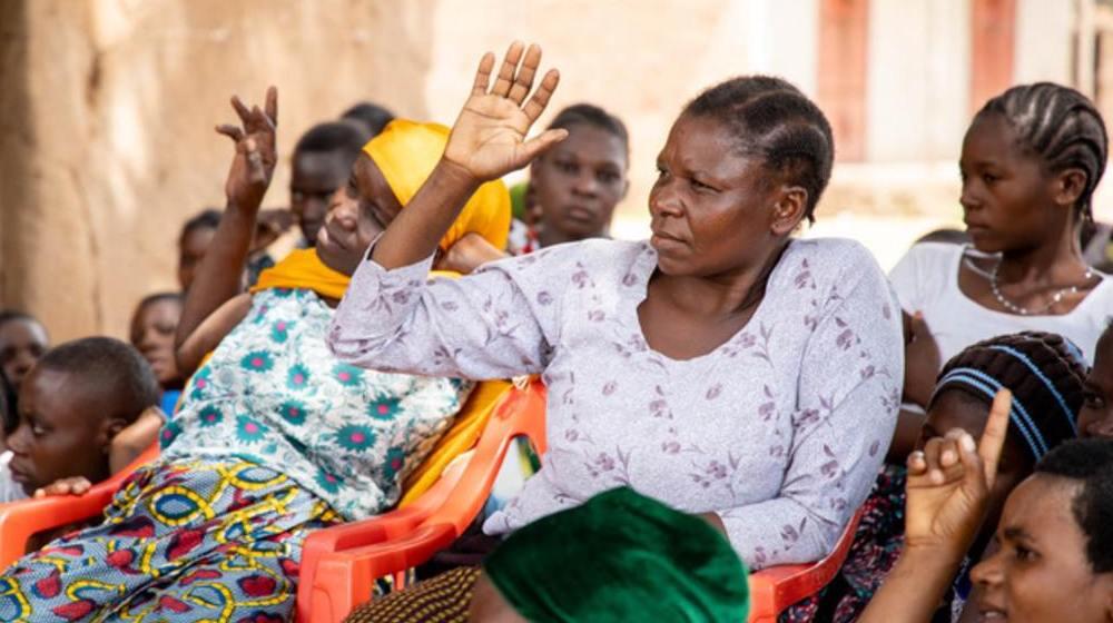 Las mujeres aprenden sobre sus derechos y la igualdad de género en un centro de conocimientos en la aldea de Malito, Shinyanga. @ UNFPA Tanzania/Karlien Truyens