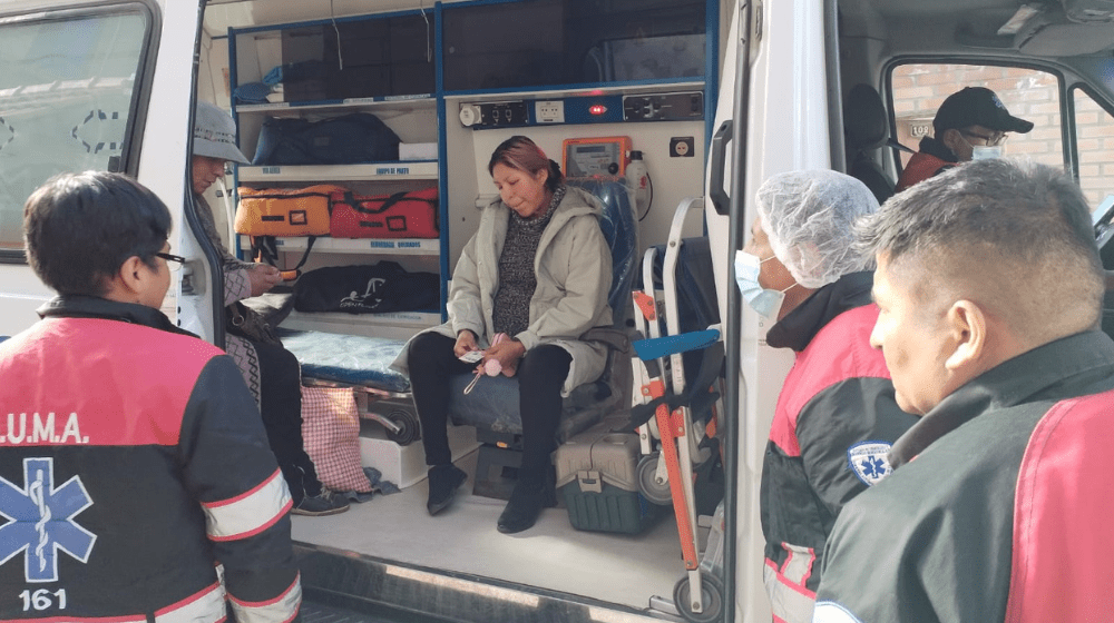 Une femme est assise dans une ambulance.