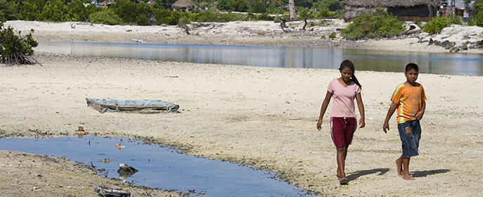 Des habitants de Kiribati, un archipel de faible altitude menacé par la montée du niveau des mers. Crédits photo: UN Photo/Eskinder Debebe