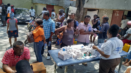 A UNFPA-supported mobile health team visits a displacement site near Haïti’s capital Port-au-Prince. © FAHDRIS/Richy Mix