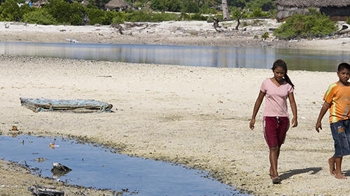 Residentes de Kiribati, un país conformado por islas de baja altitud amenazado por el aumento del nivel del mar. Fotografía: UN Photo/Eskinder Debebe 