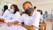 À Madagascar la formation de sages-femmes est capitale pour combler d’inquiétantes lacunes dans les soins de santé maternelle