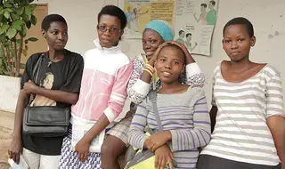 En Burundi, la educación sobre salud sexual ayuda a las jóvenes...